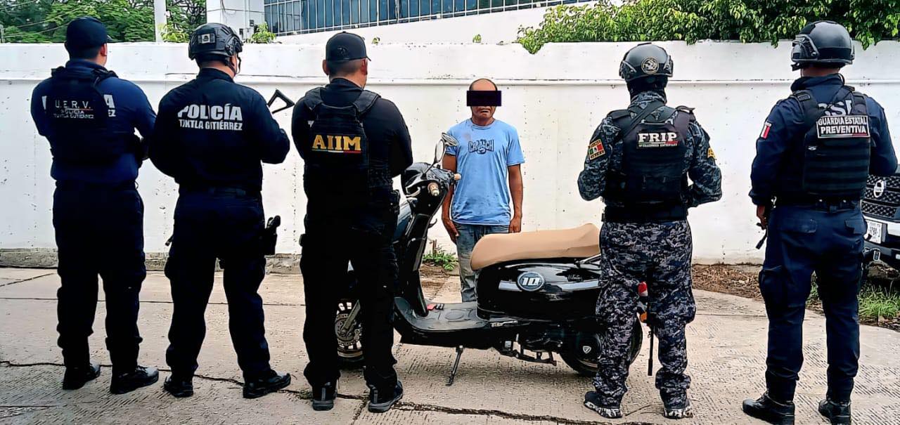 En operativo de seguridad en la capital chiapaneca detienen a un masculino con motocicleta con reporte de robo