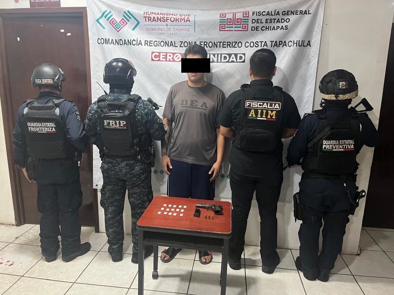 En Tapachula, SSP y FGE detiene a masculino con presuntos narcóticos y arma de fuego