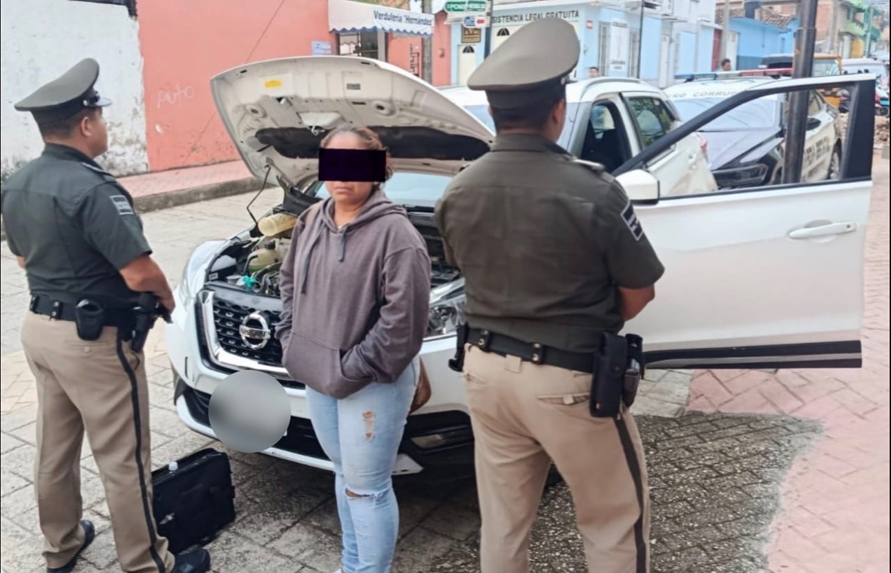 En Ocozocoautla de Espinosa, en operativo de seguridad detienen a fémina con vehículo con reporte de robo