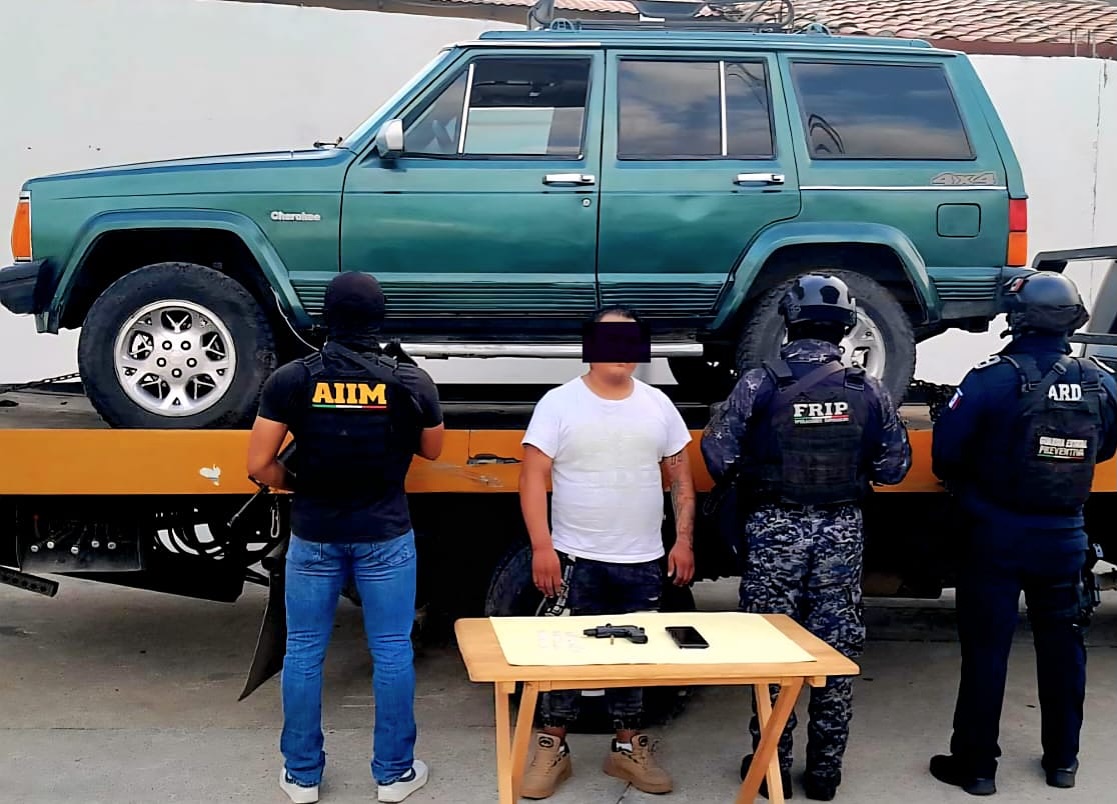 SSP y FGE detienen a masculino por posesión de arma de fuego y presuntos narcóticos en Villaflores