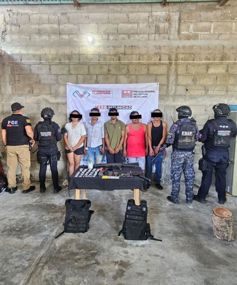 En operativos interinstitucionales detienen a cinco personas y aseguran armas, presuntos narcóticos y motocicletas 