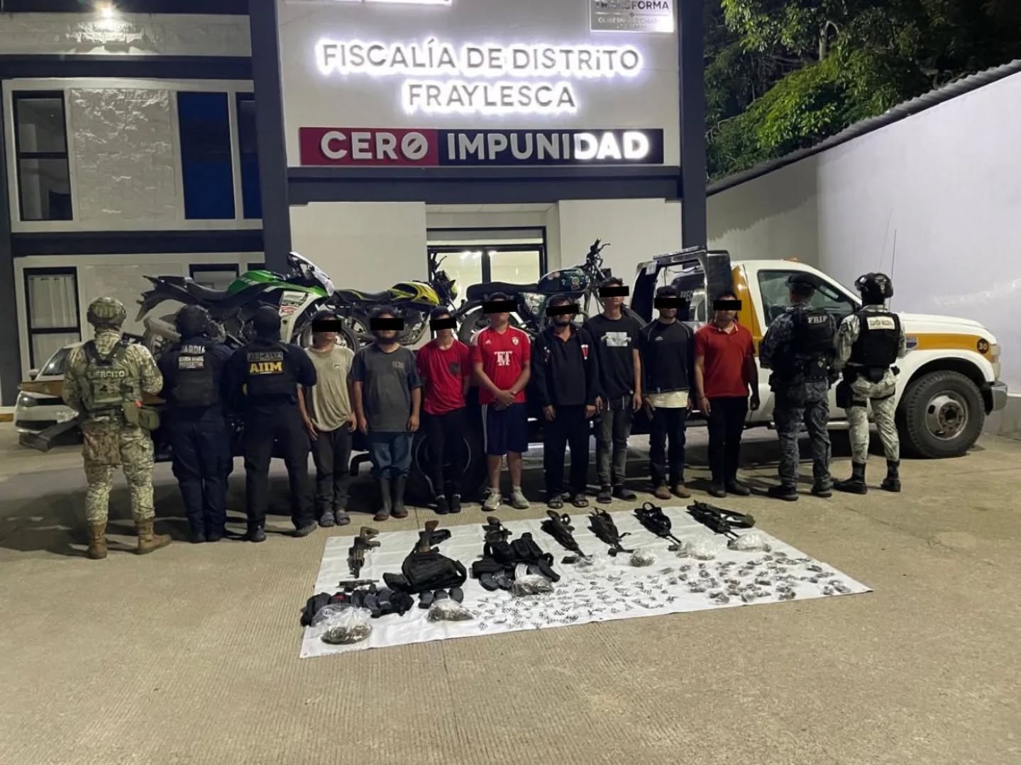 En operativo interinstitucional detienen a ocho personas y aseguran armas, narcóticos y motocicletas en Villaflores