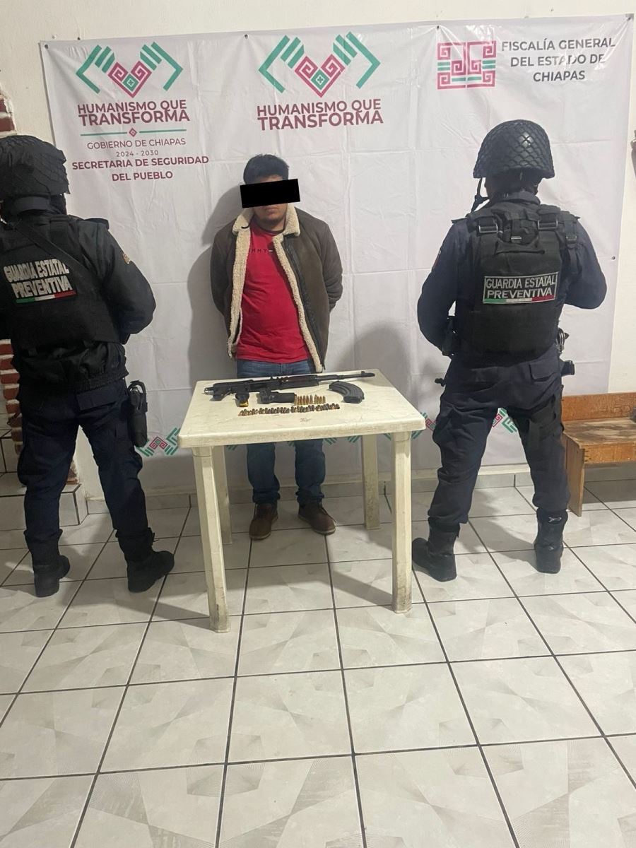 En operativo de seguridad detienen a masculino con armas de fuego y vehículo con reporte de robo 