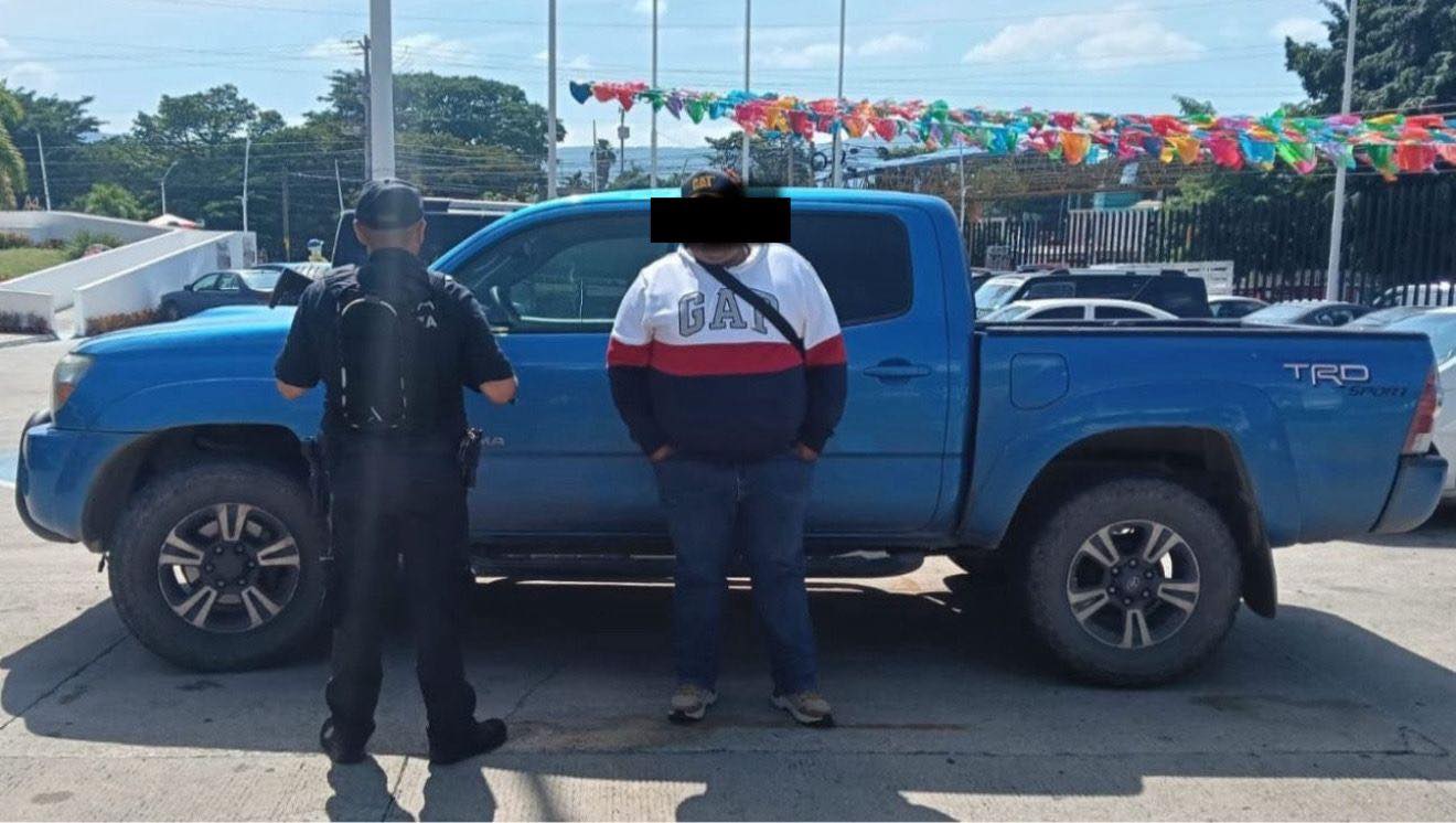 En operativo de seguridad en Tuxtla Gutiérrez detienen a masculino con vehículo con reporte de robo