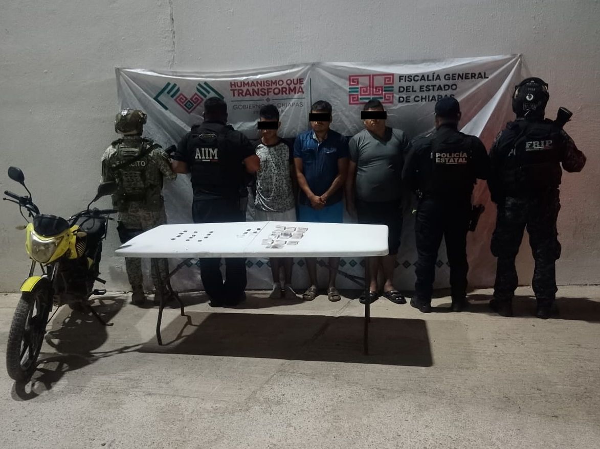 En operativo interinstitucional detienen a tres masculinos con presunto cristal en El Parral.