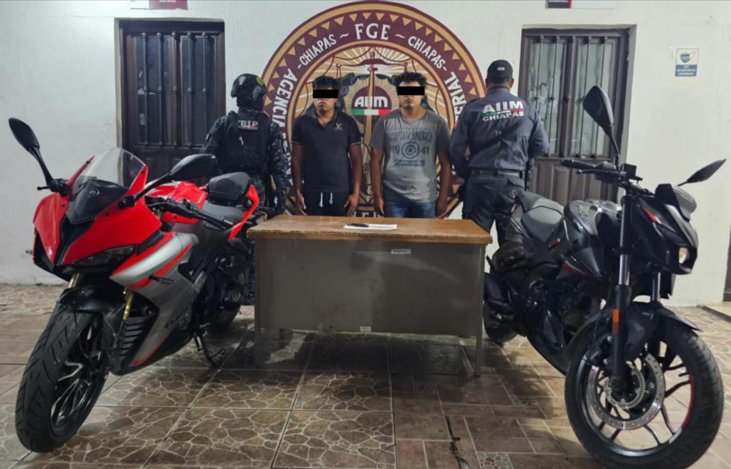 En operativo de seguridad detienen a presuntos responsables del robo con violencia de motocicleta 