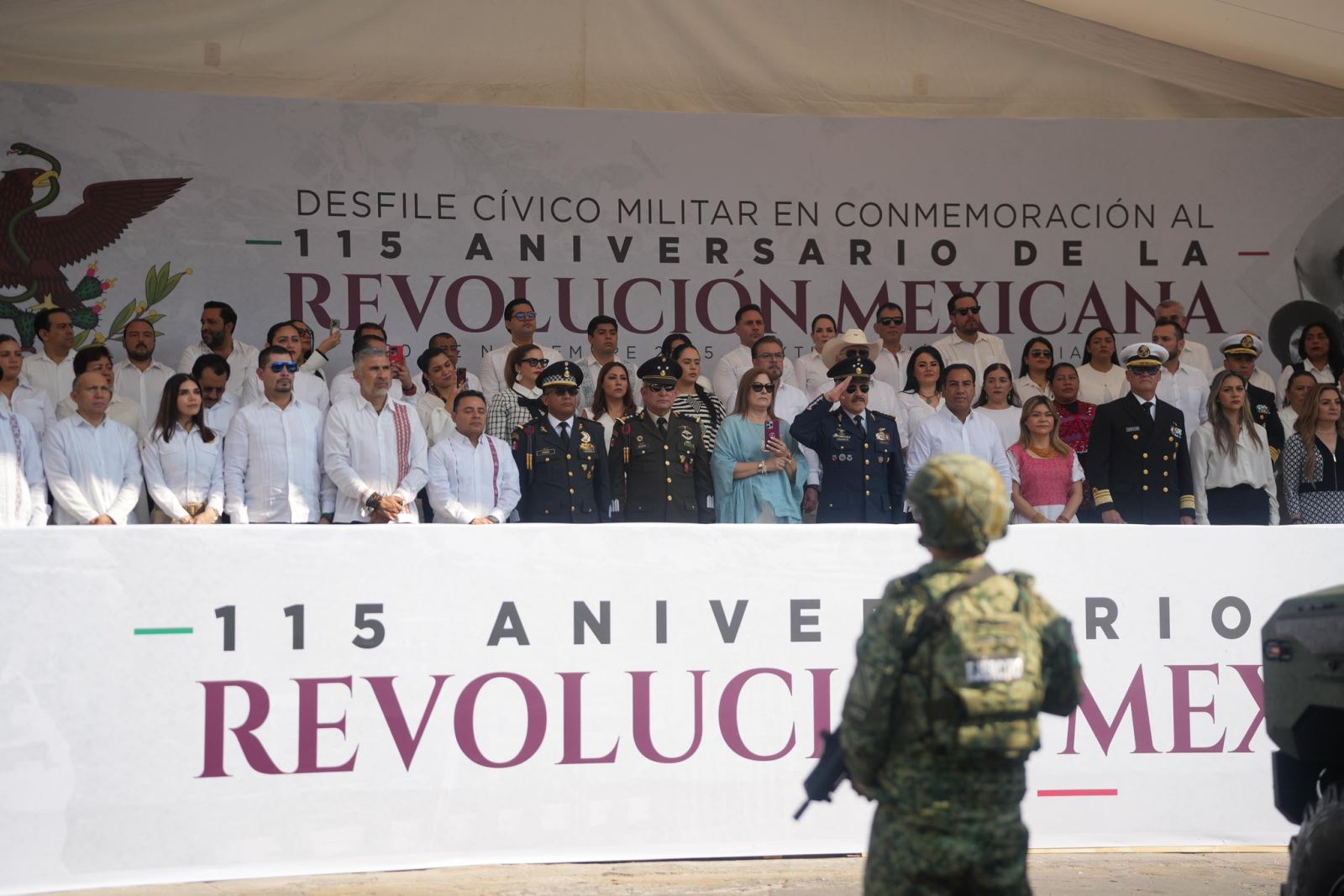 El secretario de Seguridad del Pueblo, Óscar Alberto Aparicio Avendaño, acompañó el Izado de Bandera