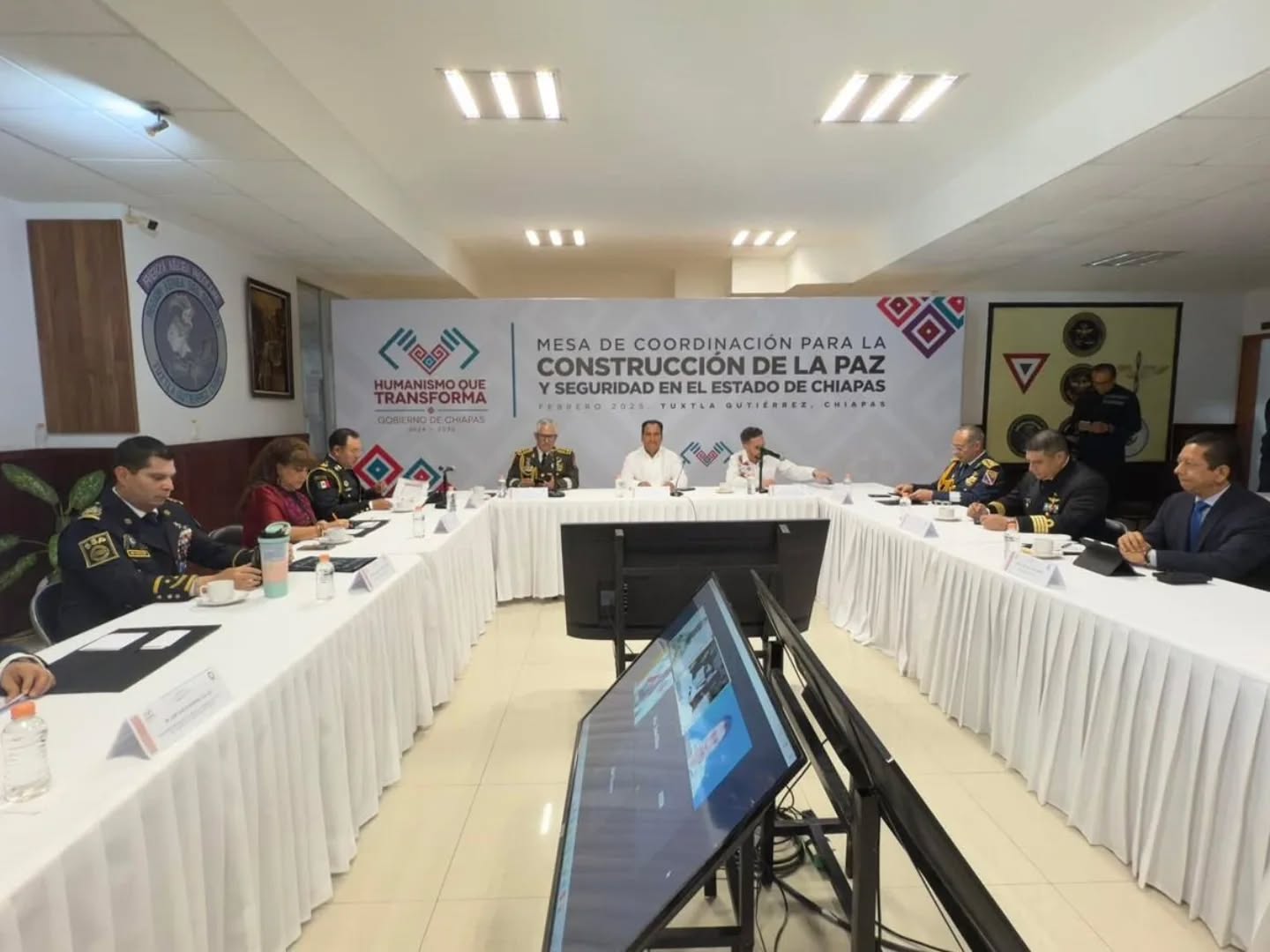Secretario de Seguridad del Pueblo asiste a la mesa de seguridad en la Base Aérea Militar