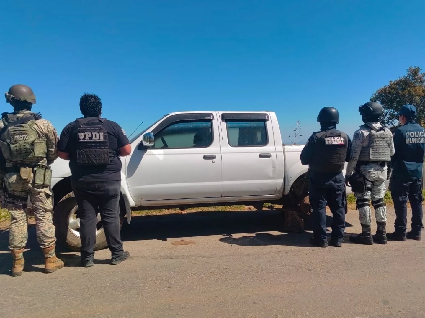 SSP y FGE aseguran vehículos abandonados en Pueblo Nuevo Solistahuacán.
