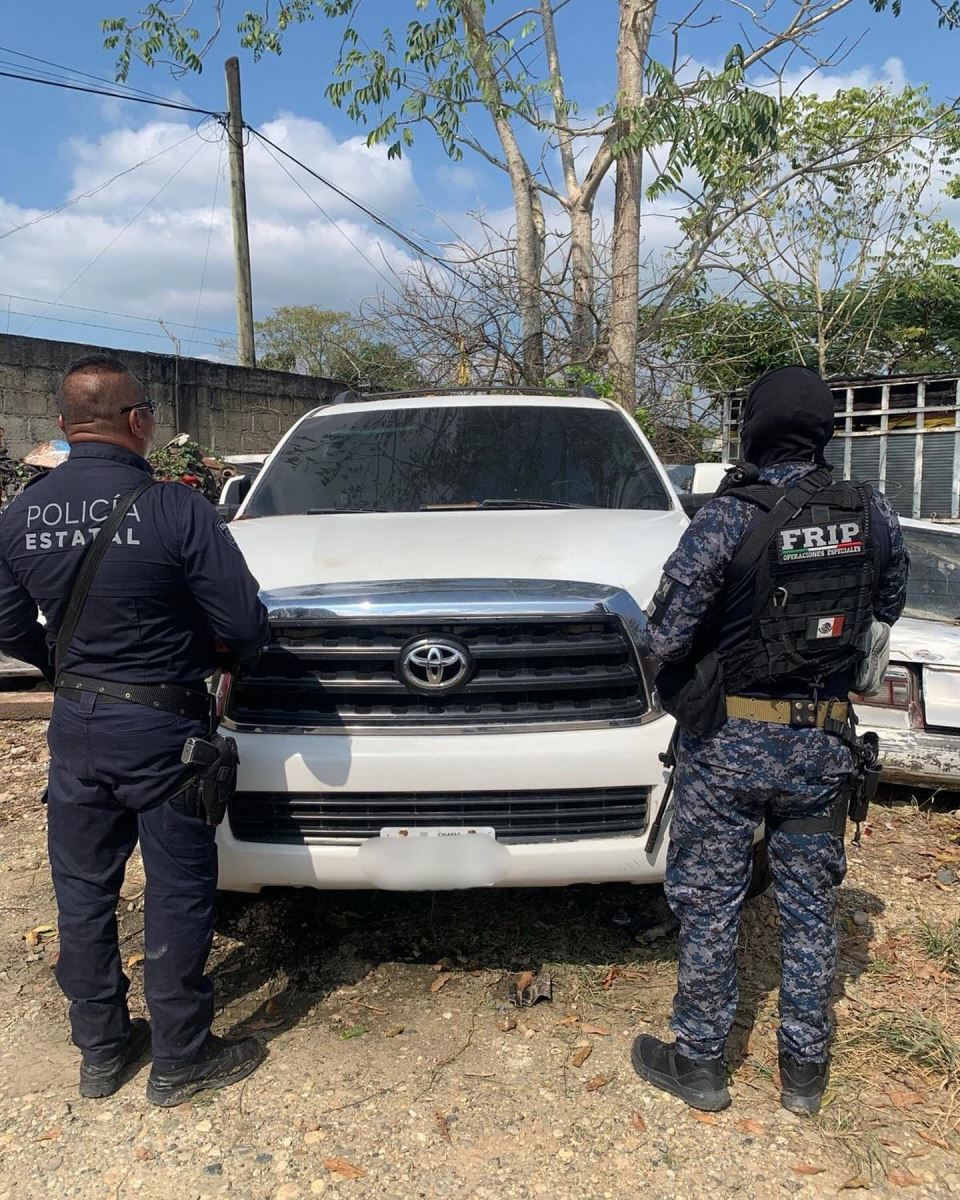En operativo aseguran vehículo blindado abandonado en Benemérito de las Américas.