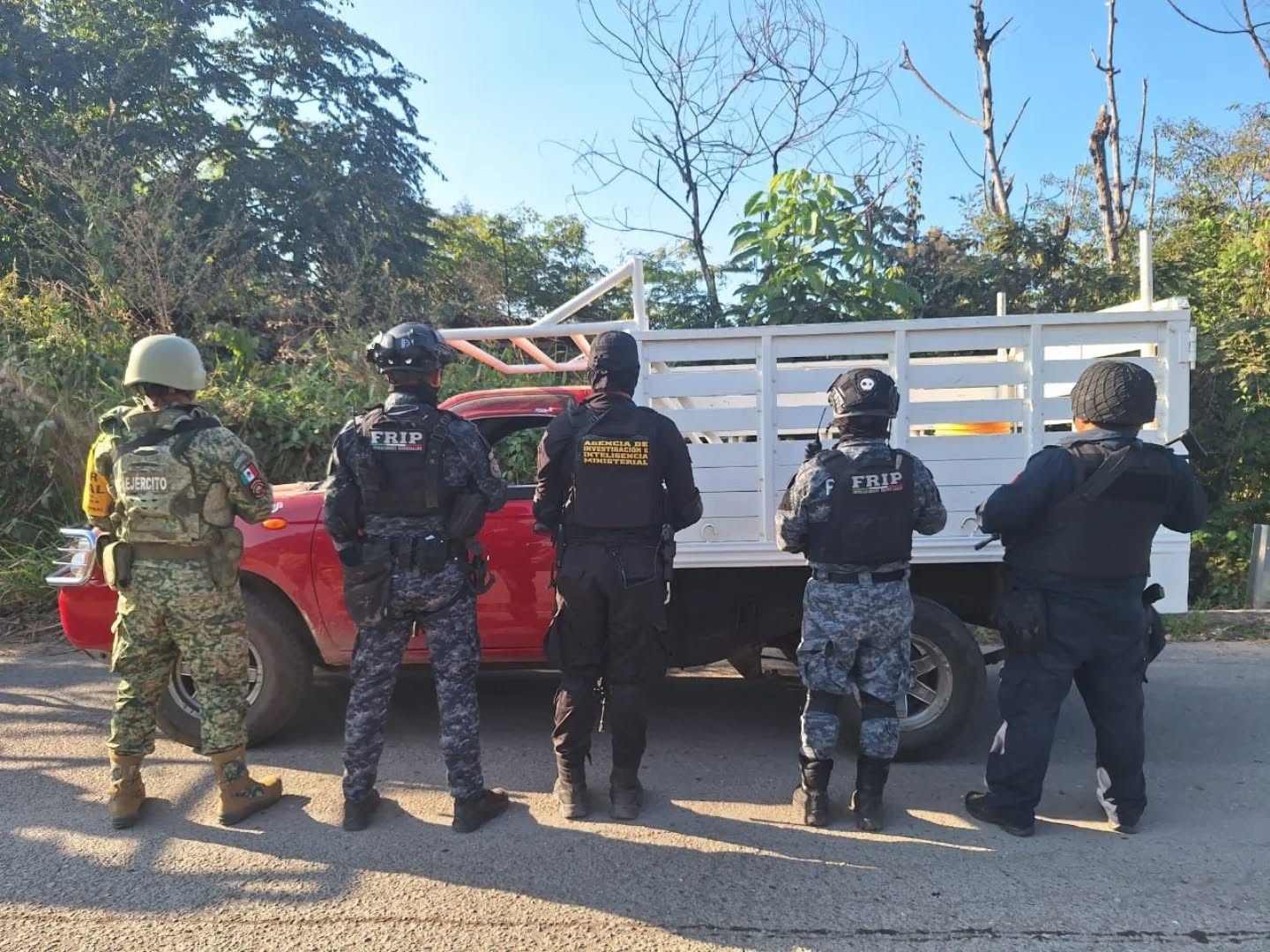 SSP, FGE y Ejército Mexicano aseguran vehículos en estado de abandono en Frontera Comalapa