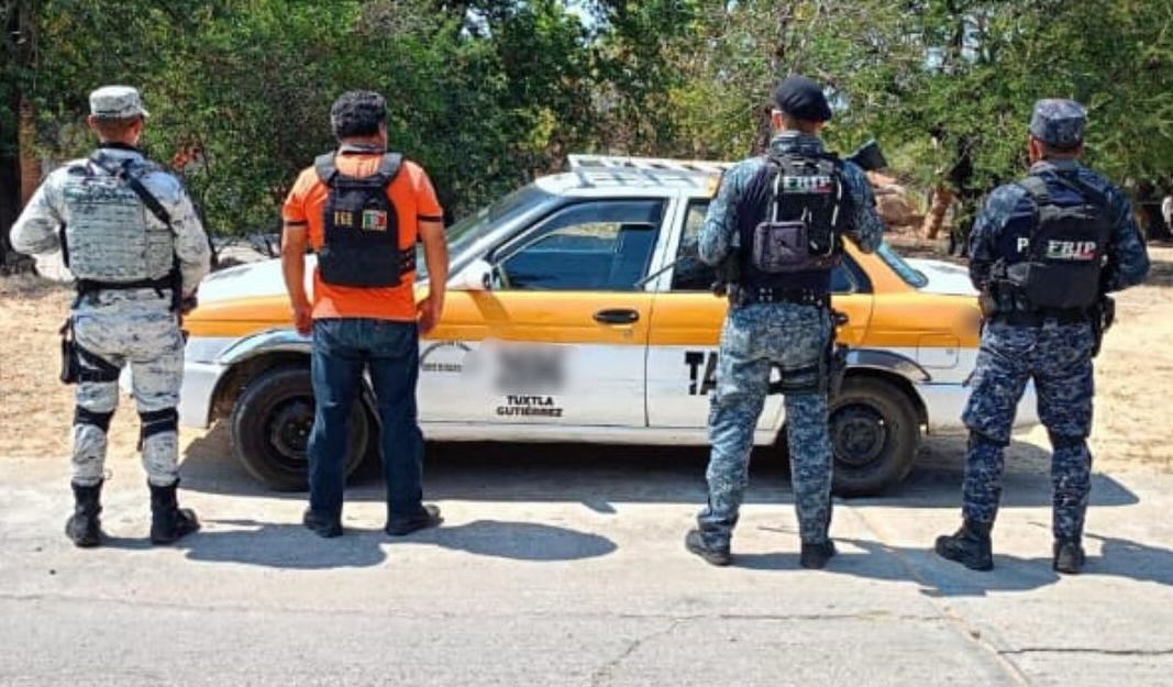 Autoridades de seguridad aseguran taxi abandonado en Jiquipilas, Chiapas