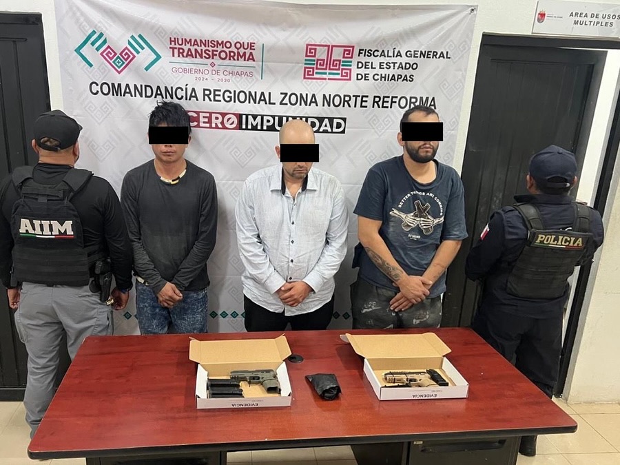 Autoridades de seguridad detienen a tres personas con vehículo robado y armas en Reforma, Chiapas.