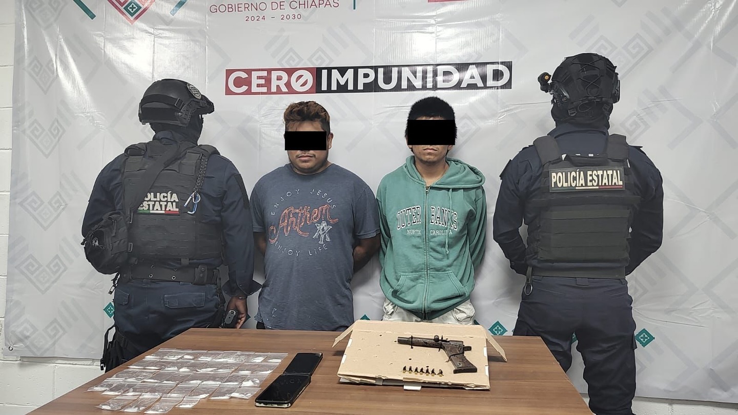 Policías Estatales detienen a masculinos por presunto narcomenudeo y portación de arma de fuego artesanal en Tuxtla