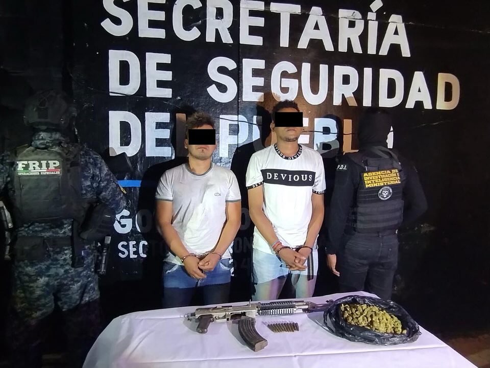 En operativo interinstitucional detienen a tres masculinos en posesión de arma de alto calibre y presuntas drogas.