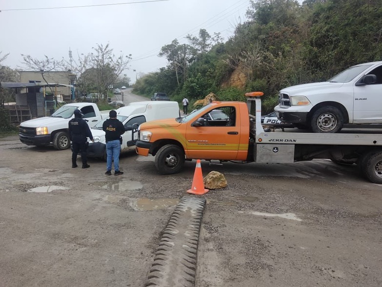 SSP y FGE aseguraron vehículos abandonados y con reporte de robo en Chicomuselo y Tila.