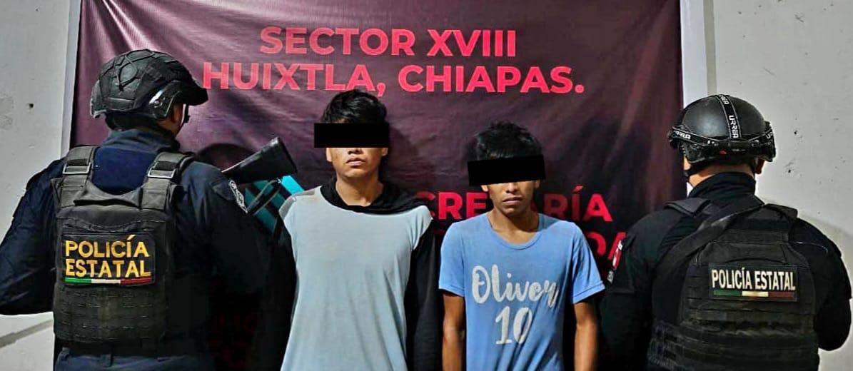 Policías Estatales detienen a dos masculinos por posesión de presuntos narcóticos en Acacoyagua.