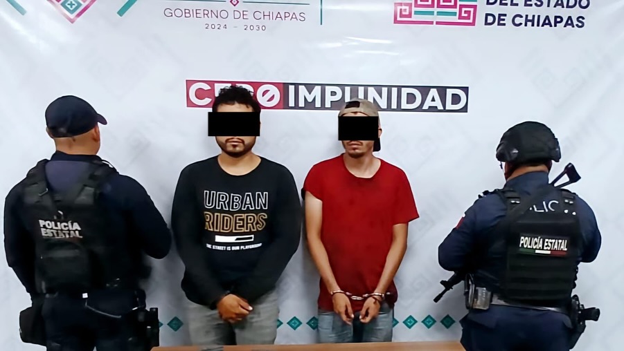 Policías Estatales detienen a dos personas con presuntos narcóticos y cartuchos útiles en Tuxtla Gutiérrez.