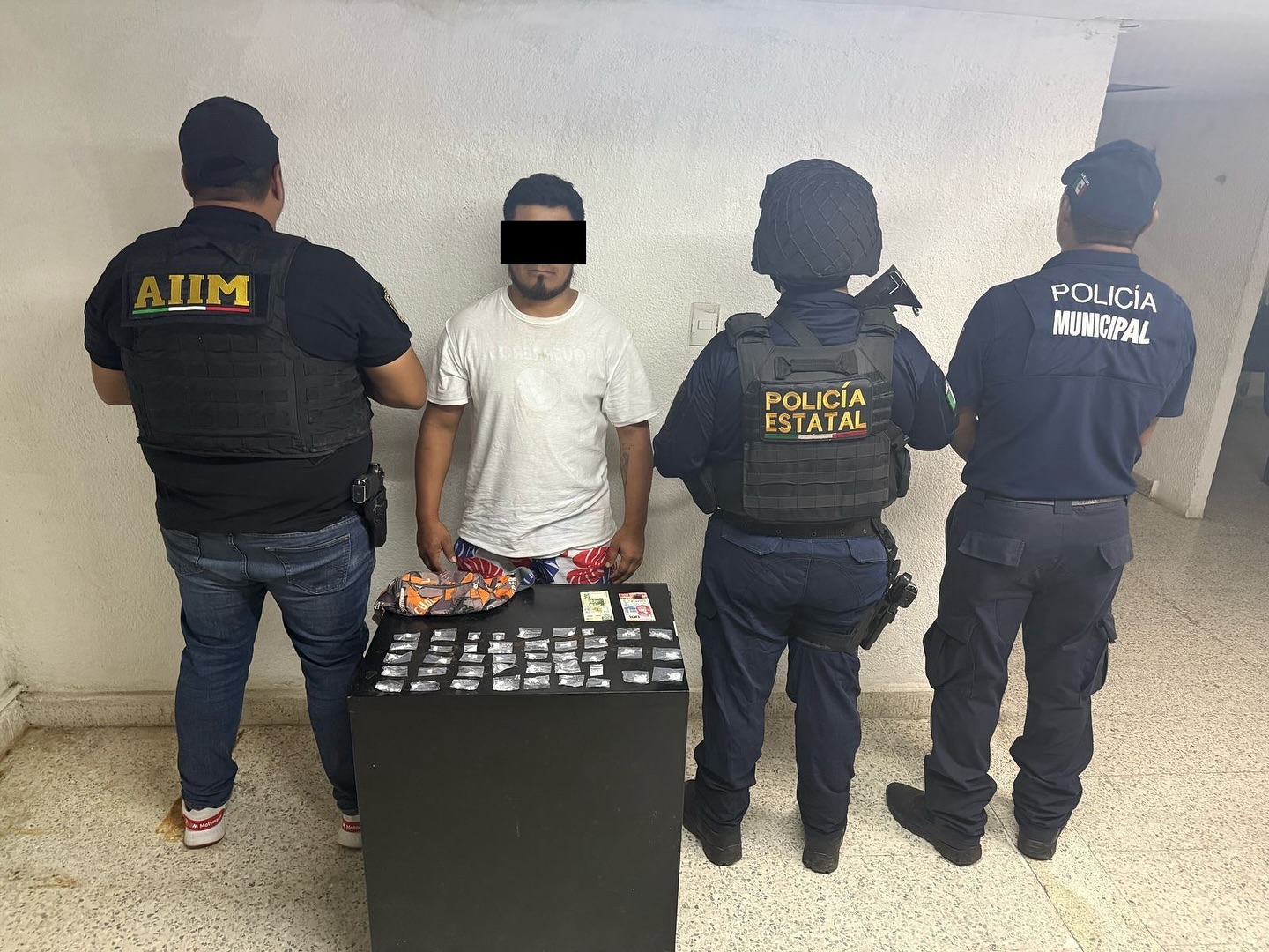 SSP y FGE detienen a masculino con presunta cocaína y piedra en Tapilula.