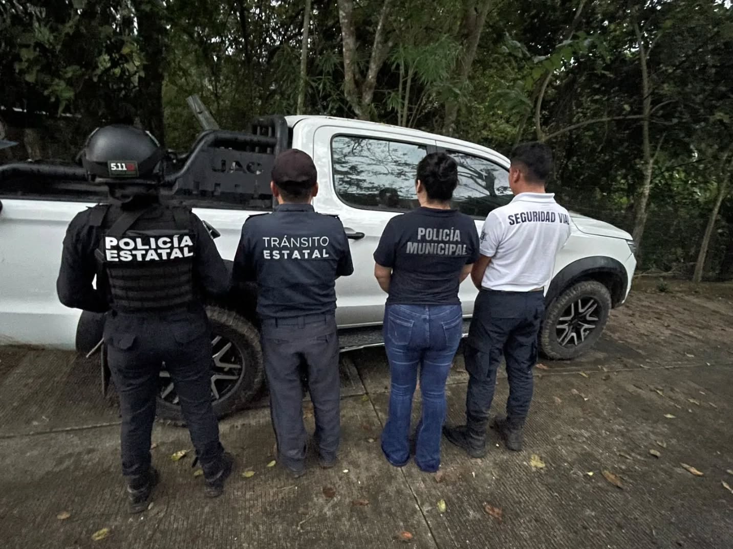 SSP y FGE recuperan dos motocicletas y dos automóviles abandonados en Tecpatán.