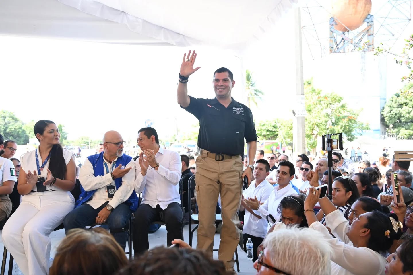 El secretario de Seguridad, acompaña al gobernador al inicio del programa para beneficiar a migrantes 